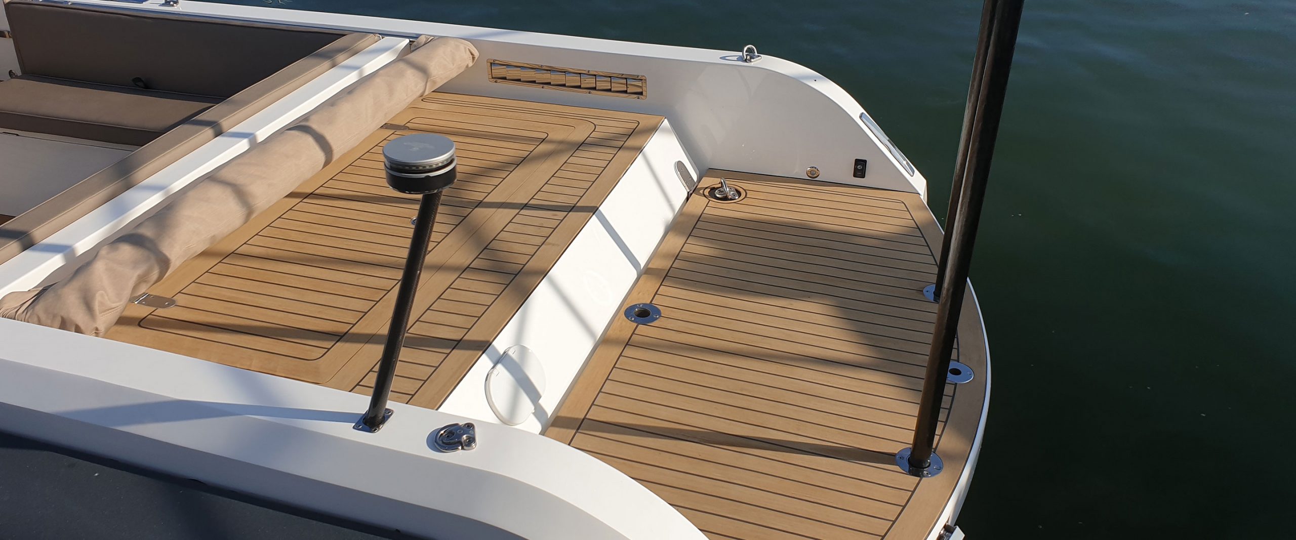 Boat fitted with Flexiteek 2G
